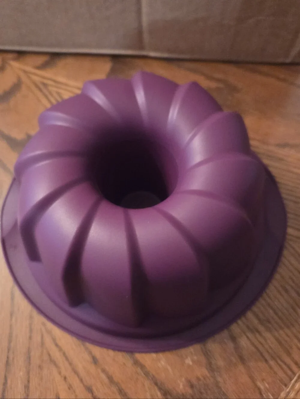 TUPPERWARE SILICONE BUNDT FORM NWT